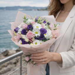 Deniz Kenarında Romantik Çiçek Buketi – Pembe Gül & Lisyantus | Çiçek Cumhuriyeti Bodrum